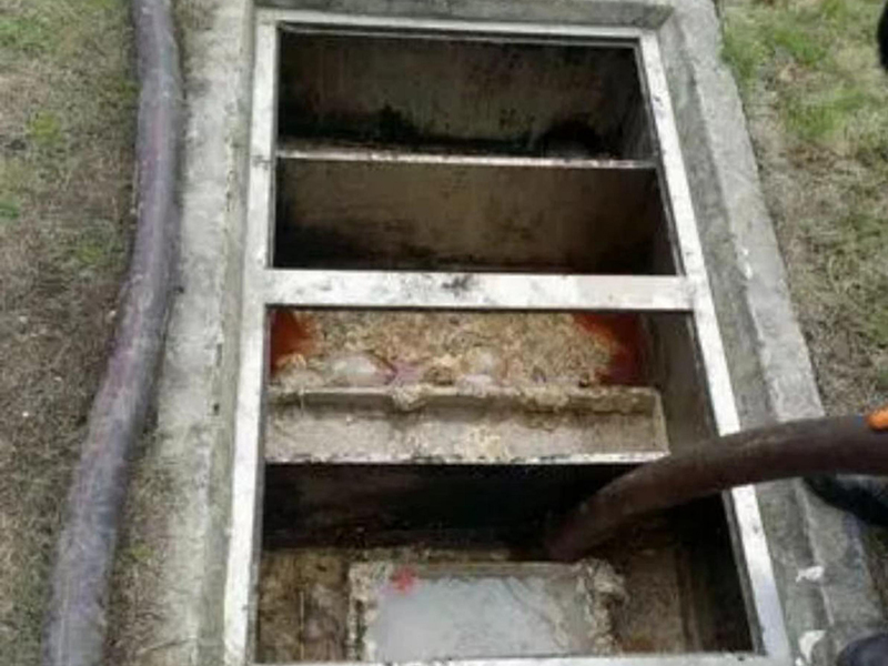 东郊镇隔油池清理