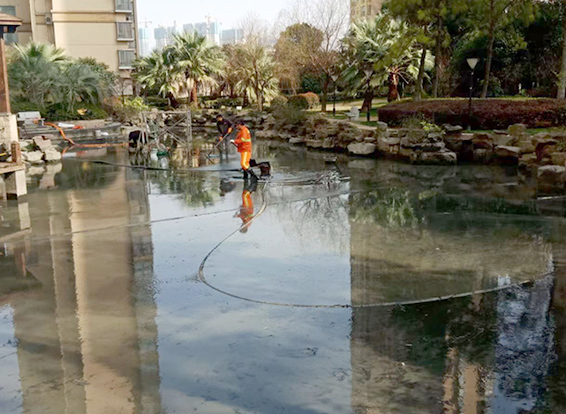 东郊镇景观池淤泥清理
