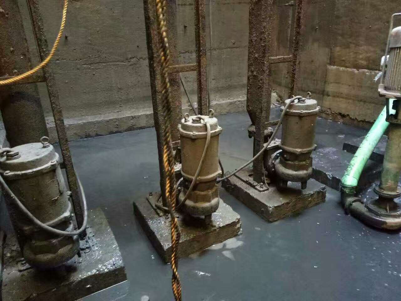 东郊镇污水池清理