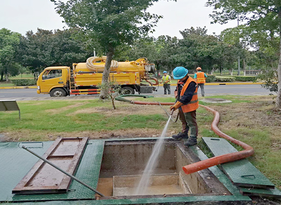 东郊镇化油池清理