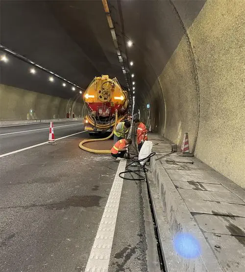 东郊镇隧道排水渠清淤